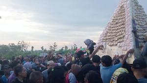 Grebek-tahu-di-lapangan-Desa-Sumbermulyo-Kecamatan-Jogoroto-Kabupaten-Jombang.jpg