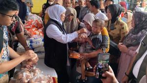 Gubernur-Jatim-Khofifah-Indar-Parawansa-bersama-Bupati-Sidoarjo-Subandi-saat-menghadiri-pasar-murah.jpg
