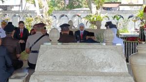 Gubernur-Jawa-Timur-Khofifah-Indar-Parawansa-bersama-pejabat-ziarah-ke-Makam-Bung-Karno.jpg