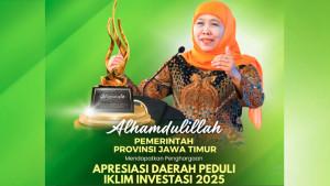 Gubernur-Jawa-Timur-Khofifah-Indar-Parawansa-menerima-penghargaan-Daerah-Peduli-Iklim-Investasi.jpg