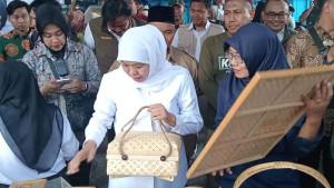 Gubernur-Jawa-Timur-Khofifah-Indar-Parawansa-saat-memantau-langsung-berjalannya-pasar-murah.jpg