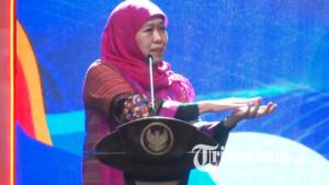 Gubernur-Jawa-Timur-Khofifah-Indar-Parawansa-saat-memberi-sambutan-di-acara-Jatim-Fest-di-Grand-City.jpg