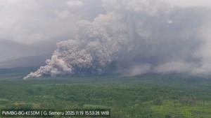 Gunung-Semeru-mengalami-erupsi-sore-ini-Rabu-19112025.jpg