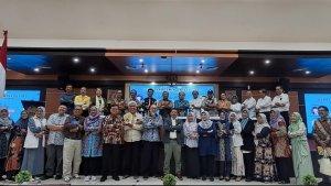 Guru-Besar-Unesa-bersama-Prof-Dr-Bagong-Suyanto-MSi-Guru-besar-Unair-dan-Prof-Masdar-Hilmy-MA-PhD.jpg