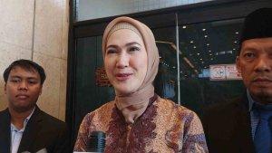 HADIRI-PARIPURNA-Ketua-DPW-NasDem-Jatim-Lita-Machfud-Arifin-saat-ditemui-seusai-menghadiri.jpg