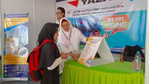 Halifah-Alifatussadiyyah-saat-mendaftarkan-diri-ke-lowongan-pekerjaan-khusus.jpg