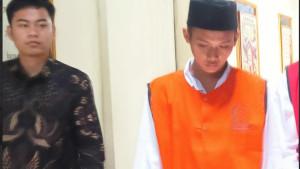 Hanif-Mansur-Mustofa-satu-dari-tiga-terdakwa-berusia-dewasa.jpg