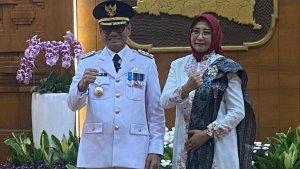 Heru-Suseno-bersama-istri-berpose-setelah-dilantik-menjadi-Pj-Bupati-Tulungagung.jpg