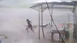 Hujan-deras-disertai-angin-kencang-memaksa-seorang-pria-kabur-meninggalkan-lapak-di-bangkalan.jpg