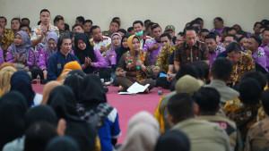Ika-Puspitasari-dalam-kegiatan-pengarahan-peralihan-tenaga-honorer-menjadi-PPPK-paruh-waktu.jpg