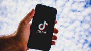 Ilustrasi-TikTok-dalam-artikel-chord-lagu-dan-lirik-Running-Up-That-Hill-yang-viral-di-TikTok.jpg