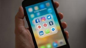 Ilustrasi-media-sosial-yang-digunakan-dalam-smartphone.jpg