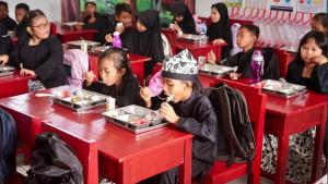 Ilustrasi-program-makan-bergizi-gratis-di-salah-satu-sekolah.jpg