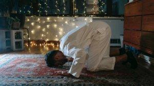 Ilustrasi-salat-atau-seseorang-menyiapkan-diri-untuk-menyambut-Ramadan-2023.jpg
