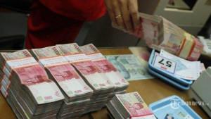 Ilustrasi-uang-yang-dihitung-oleh-seorang-pegawai-bank.jpg