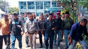 Imam-Muslimin-atau-akrab-disapa-Yai-Mim-dikawal-pendukungnya-saat-mendatangi.jpg