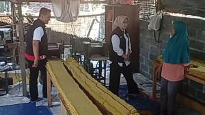 Indah-Amperawati-Masdar-melihat-lihat-produksi-kerupuk-yang-dijalankan-warga-Desa-Sememu.jpg