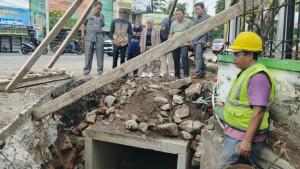 Inspeksi-Mendadak-Sidak-pembangunan-trotoar-di-Jalan-KH-Abdurrahman-Wahid-di-Jombang.jpg