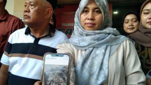 Istri-Yai-Mim-Rosida-Vignesvari-saat-menunjukkan-foto-dokumentasi-kondisi-sajadah.jpg