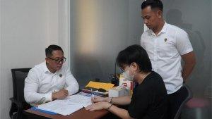 Ivam-Sugianto-menandatangi-berkas-pemindahan-tempat-tahanan-setelah-berkas-perkaranya.jpg