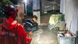 Jalan-Diponegoro-Kota-Batu-terendam-banjir-saking-derasnya-banjir-seperti-wahana-arung-jeram.jpg