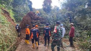 Jalan-penghubung-ke-Dusun-Tegir-Desa-Padas-Kecamatan-Dagangan-madiun-tertutup-longsor.jpg