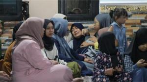 Jarmini-istri-dari-Wigih-Hartono-jilbab-birutengah-terlihat-menangis.jpg