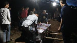 Jasad-Wigih-Hartono-dimakamkan-di-TPU-Desa-Nambak-Kecamatan-Bungkal.jpg