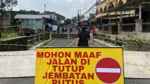 Jembatan-Sonokembang-di-Jalan-Simpang-Utara-Sulfat-ditutup-total.jpg