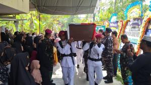 Jenazah-TNI-AL-Praka-Zaenal-saat-dibawa-menuju-pemakaman.jpg