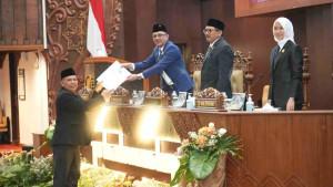 Juru-Bicara-Komisi-A-Sumardi-saat-menyerahkan-penjelasan-terkait-Perubahan.jpg