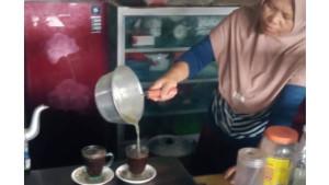 KOPI-TEBU-MEGALUH-Inayah-saat-membuat-racikan-kopi-Tebuireng.jpg