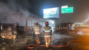 KRONOLOGI-Mobil-Antar-Jemput-Karyawan-Pajak-Terbakar-di-Exit-Tol-Singosari-Malang.jpg