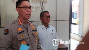 Kabid-Humas-Polda-Jatim-Kombes-Pol-Jules-Abraham-Abast-didampingi-Kombes-Pol-Widi-Atmoko.jpg
