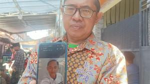 Kakak-Rofiq-sekaligus-paman-Daul-Milal-Syaiful-Arifin-menunjukkan-foto-Daul-Millal.jpg