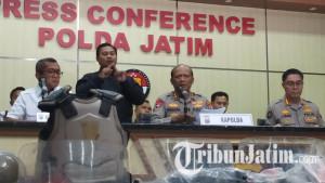 Kapolda-Jatim-Irjen-Pol-Nanang-Avianto-menunjukkan-barang-bukti-benda-yang-disita.jpg