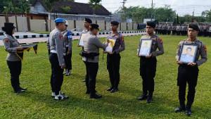 Kapolres-Blitar-AKBP-Arif-Fazlurrahman-mencoret-tanda-silang-pada-foto-anggota.jpg