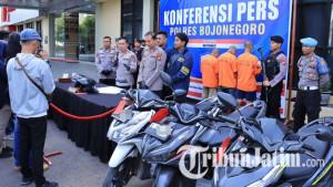 Kapolres-Bojonegoro-AKBP-Afrian-Satya-Permadi-memberikan-keterangan-dalam-press-release.jpg