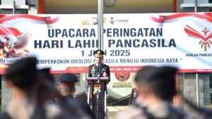 Kapolres-Gresik-AKBP-Rovan-Richard-Mahenu-saat-memimpin-apel.jpg