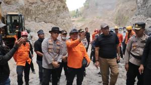 Kapolres-Magetan-AKBP-Raden-Erik-Bangun-Prakasa-meninjau-proses.jpg