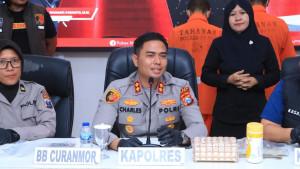 Kapolres-Ngawi-AKBP-Charles-Pandapotan-Tampubolon-dalam-konferensi-pers.jpg