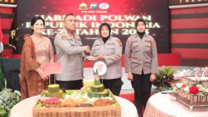 Kapolres-Tuban-AKBP-William-Cornelis-Tanasale-menyerahkan-potongan-tumpeng-kepada-AKP-Sumiaju.jpg