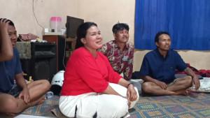Kapolsek-Bandar-Iptu-Diko-saat-menemui-keluarga-mempelai-wanita.jpg