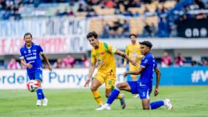 Kapten-Persebaya-Bruno-Moreira-berduel-dalam-perebutan-bola-dengan-pemain-Persib-Bandung.jpg