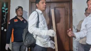 Kasatreskrim-Polres-Ponorogo-AKP-Imam-Mujali-saat-menunjukkan-balok-kayu.jpg