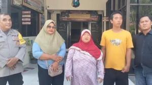 Kasmiati-Jilbab-merah-dan-Bayu-Arsita-jilbab-kuning-usai-mediasi-di-Polsek-Jogoroto.jpg