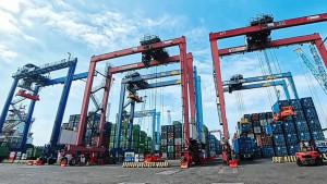 Kegiatan-bongkar-muat-di-terminal-TPK-Berlian-Kinerja-TPK-Berlian-di-bulan-Agustus-2025.jpg