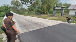 Kejari-Lamongan-melakukan-pengecekan-detail-pembangunan.jpg