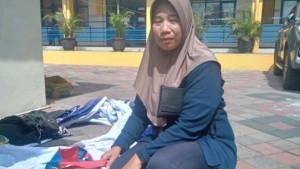 Keluarga-Korban-ambil-barang-di-RS-Bina-Sehat-Jember-Jawa-Timur.jpg