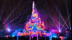 Kemeriahan-pesta-kembang-api-di-Hong-Kong-Disneyland.jpg